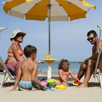 famiglia in spiaggia famiglia in spiaggia