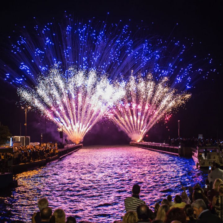 FUOCHI D'ARTIFICIO DI FERRAGOSTO FUOCHI D'ARTIFICIO DI FERRAGOSTO