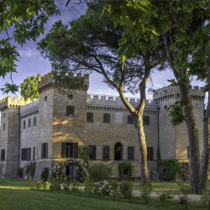 VISIONI AL CASTELLO | Cinema e Arte nel giardino di Castello Benelli VISIONI AL CASTELLO | Cinema e Arte nel giardino di Castello Benelli